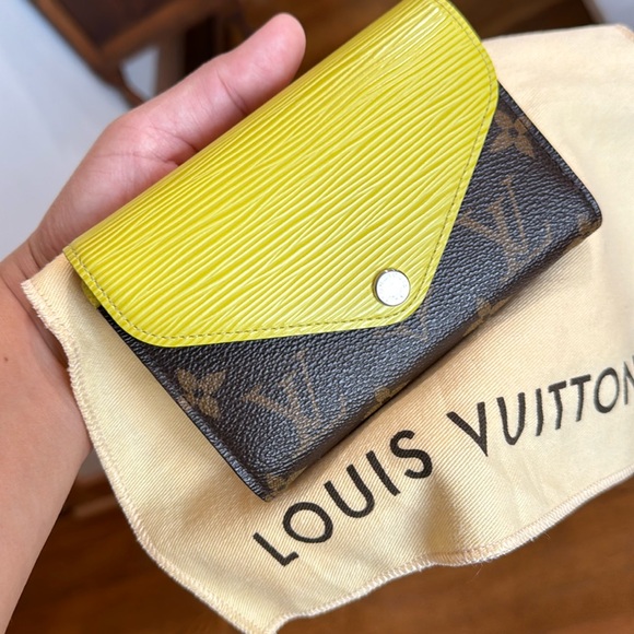 LV Marie-Lou Compact Wallet Pistache
new condition. No tags. Authentic. - Picture 3 of 17